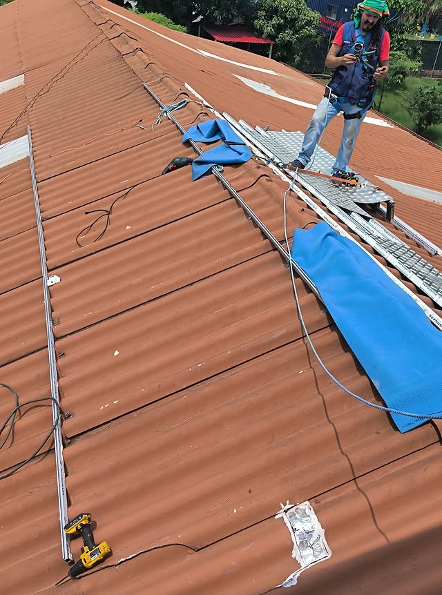 Técnico de Ecológica instalando rieles de anclaje sobre cubierta en Acacías, Meta