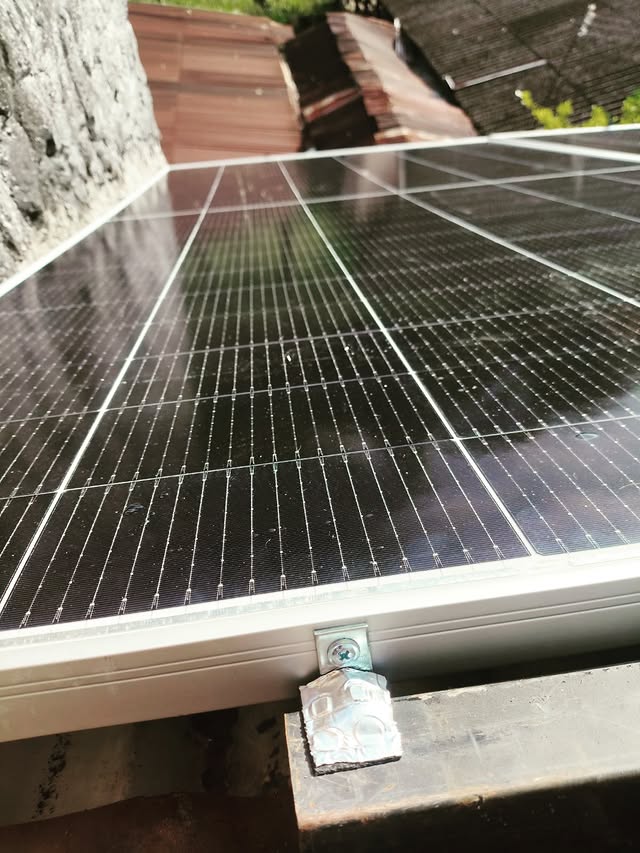 Panel solar y anclaje reemplazados sobre estructura existente en Cubarral, Meta