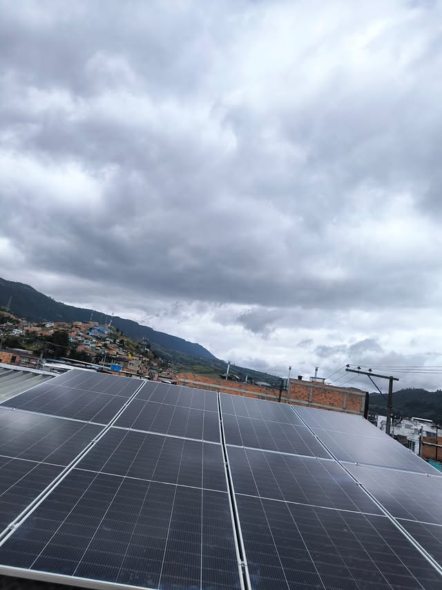 Arreglo de paneles solares instalados en cubierta en Sibaté, Cundinamarca