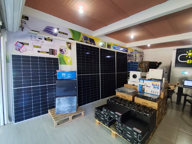 Interior de la sede de Ecológica Asociados en Acacías: paneles solares, inversores y baterías en exhibición